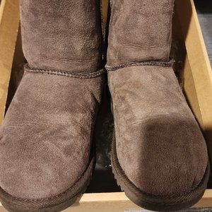 **SOLD** UGG Australia K Classic 5251 Chocolate boot size 3
